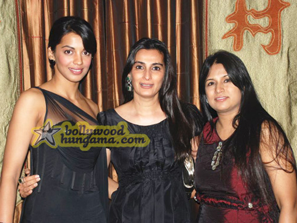 sachin tendulkarsunil shetty mugdha godse at samira boat show bash 6