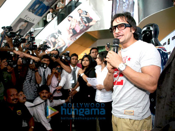 saif ali khan promotes love aaj kal at shoppers stop 13