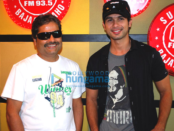 shahid kapoor and vishal promote kaminey on red fm 7