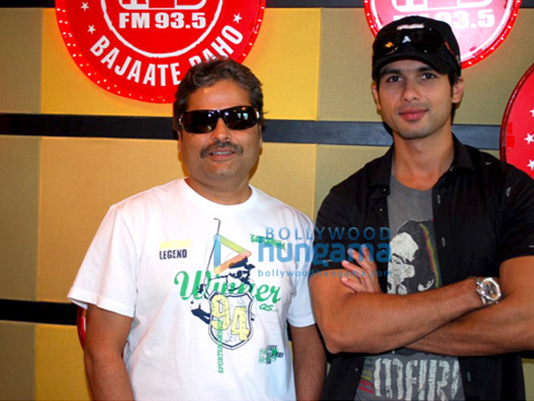 shahid kapoor and vishal promote kaminey on red fm 9