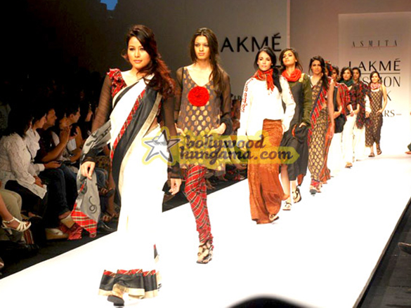 tabu and nagarjuna grace asmita marwah show at lakme india fashion week 2009 11