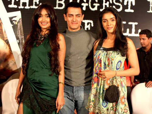 the cast and crew of ghajini celebrate the films 200 crores collections worldwide 5
