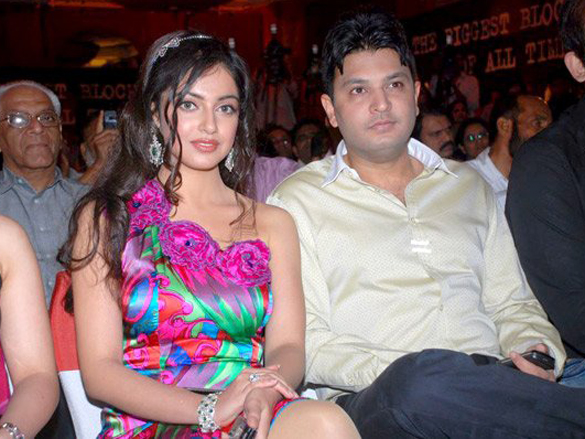 the cast and crew of ghajini celebrate the films 200 crores collections worldwide 15