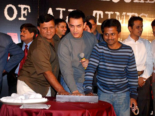 the cast and crew of ghajini celebrate the films 200 crores collections worldwide 46