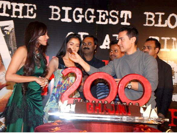 the cast and crew of ghajini celebrate the films 200 crores collections worldwide 63