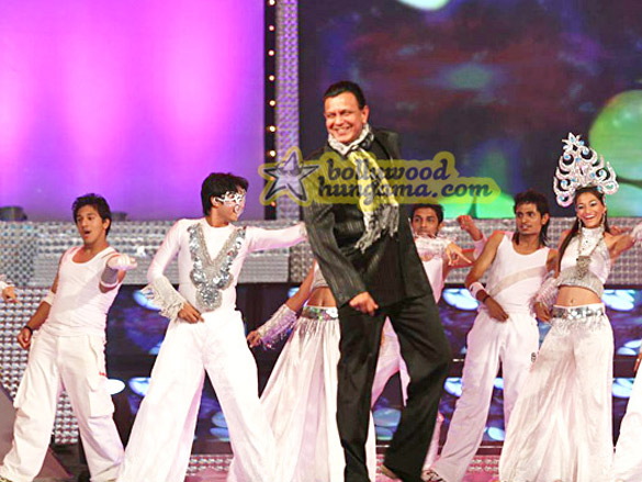 akshay kumardeepika padukone grace the saregama finale 30