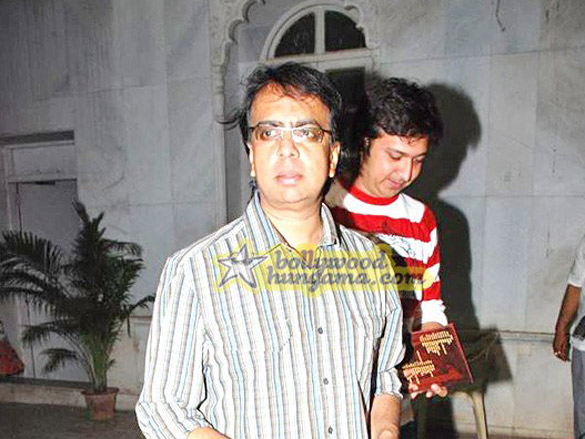 celebs attend manoj joshis play chanakya 3