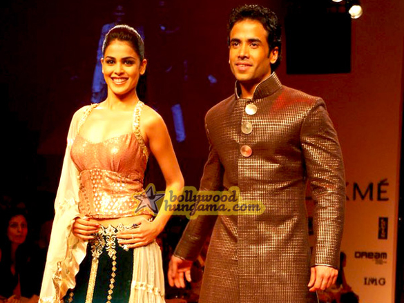 tushargenelia walk for manish malhortra show at lakme india fashion week 2009 2