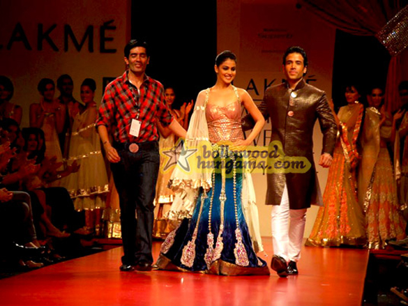 tushargenelia walk for manish malhortra show at lakme india fashion week 2009 3