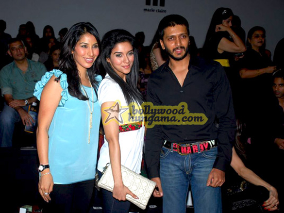 tushargenelia walk for manish malhortra show at lakme india fashion week 2009 7