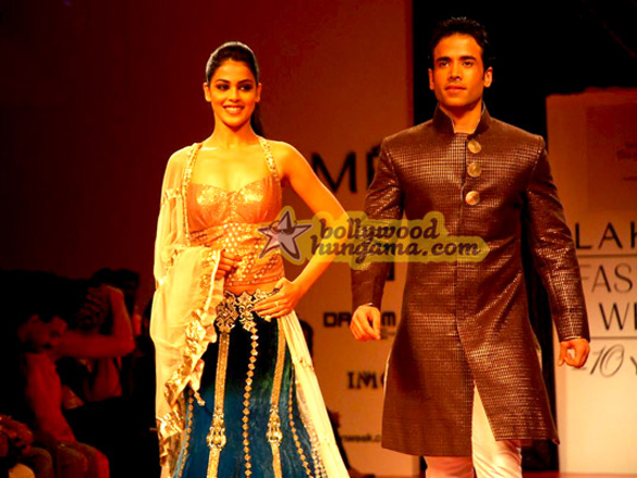 tushargenelia walk for manish malhortra show at lakme india fashion week 2009 11
