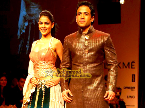 tushargenelia walk for manish malhortra show at lakme india fashion week 2009 13