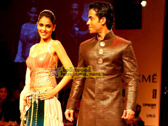 tushargenelia walk for manish malhortra show at lakme india fashion week 2009 15