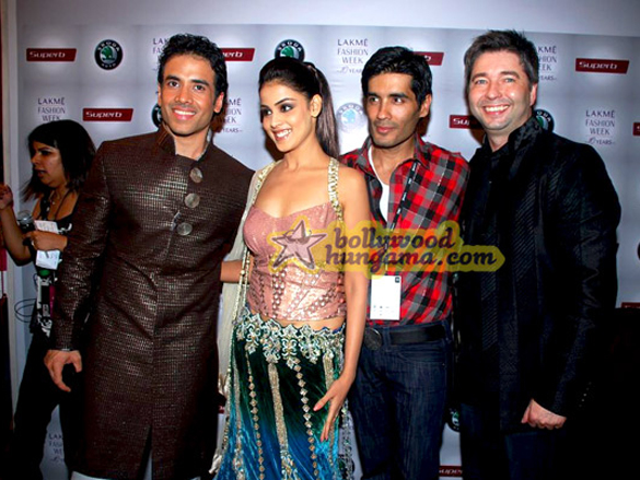 tushargenelia walk for manish malhortra show at lakme india fashion week 2009 24