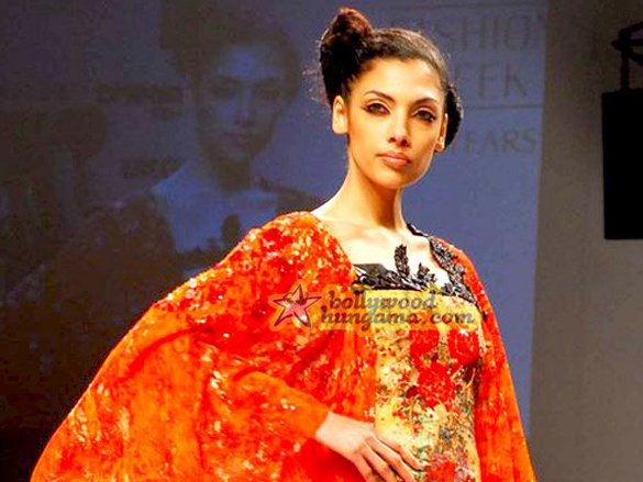 mona singhsonakshi walk for pallavi at lakme india fashion week 2009 6