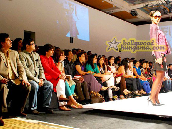 mona singhsonakshi walk for pallavi at lakme india fashion week 2009 7
