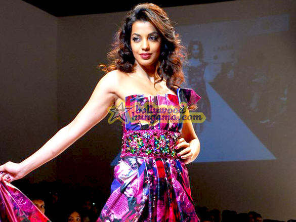mugdha godse walks for narendra kumar show at lakme india fashion week 09 11