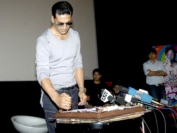 akshay kumar unveils action replayy first look on his birthday 4
