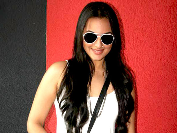 special screening of dabangg for underprivilaged kids 8