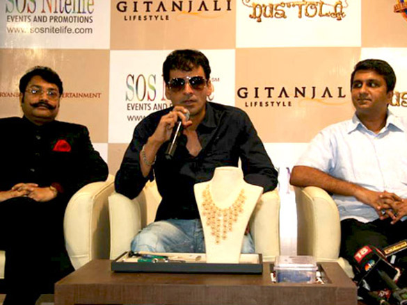 aarti chabbria and manoj bajpayee promote dus tola at gitanjali store 3