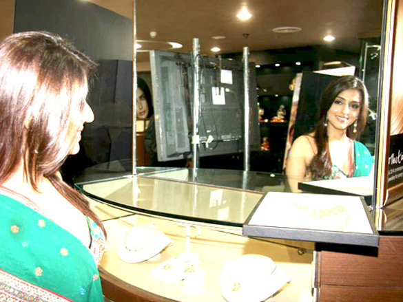 aarti chabbria and manoj bajpayee promote dus tola at gitanjali store 5
