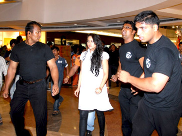 salman khan at inorbit mall hyderabad promoting dabangg 7
