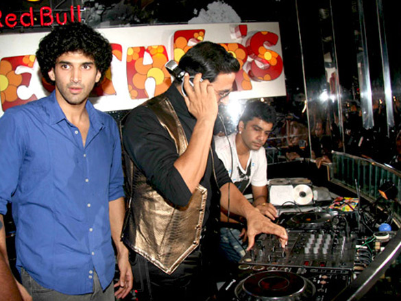 akshay kumar promotes action replayy at polyesther disc 7