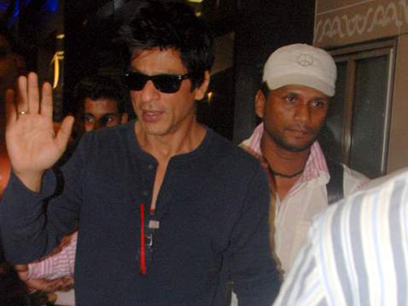 shahrukh khan returns to mumbai from don 2 shoot 7