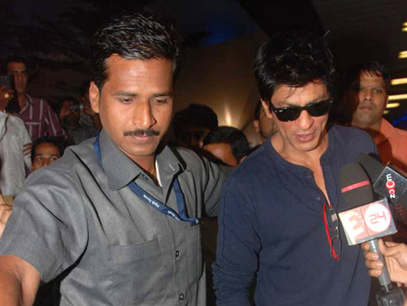 shahrukh khan returns to mumbai from don 2 shoot 8