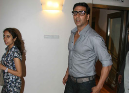 Akshay Kumar to rope in Russell Peters & Rob Lowe for Break Away?