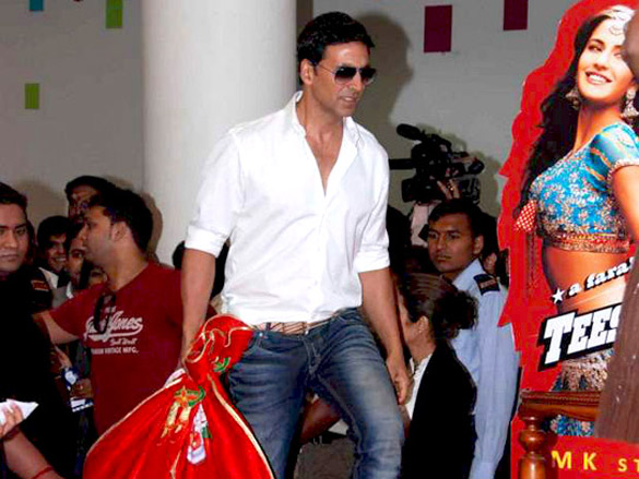 cast and crew of the film tees maar khan visit r city mall 2