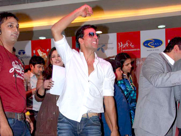 cast and crew of the film tees maar khan visit r city mall 6