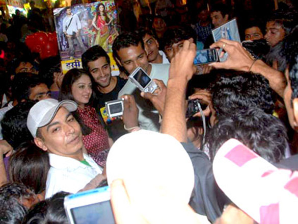 isi life mein stars on the streets of juhu beach 7
