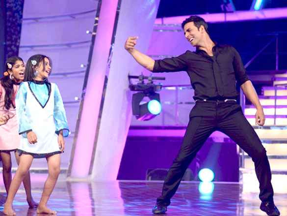 akshay kumar and anushka charm on chak dhoom dhoom 8