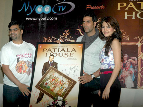 akshay and anushka promote patiala house at nyoo tv event 2