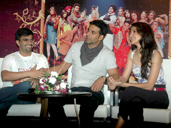 akshay and anushka promote patiala house at nyoo tv event 3