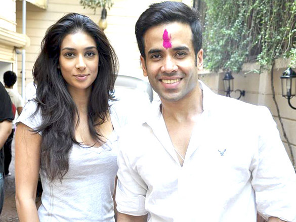 tusshar and preeti promote shor in the city on holi day 3