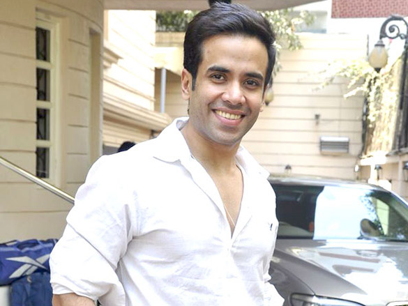 tusshar and preeti promote shor in the city on holi day 4