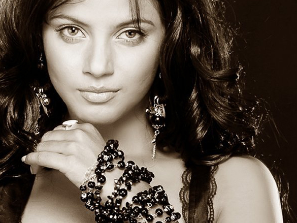 neetu chandra 21
