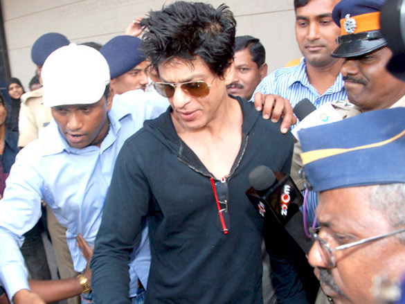 shahrukh khan and priyanka chopra return to mumbai after the shoot of don 2 in berlin 3