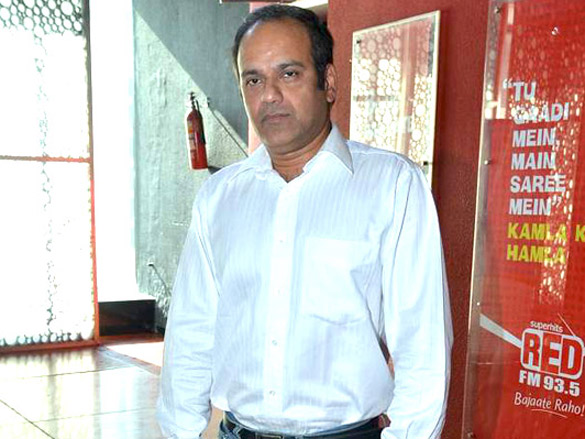 lara and vinay launch chalo dilli first look 10