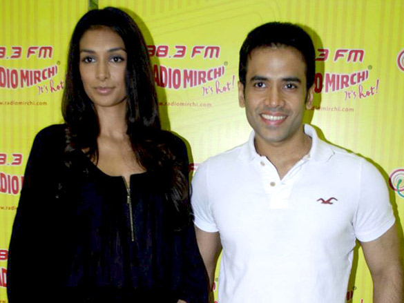 tusshar and preeti promote shor in the city on 98 3 fm radio mirchi 3