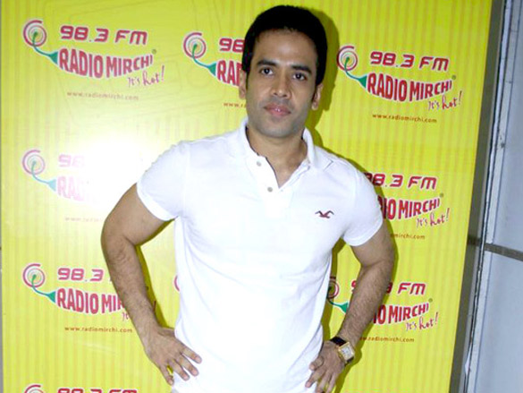 tusshar and preeti promote shor in the city on 98 3 fm radio mirchi 4