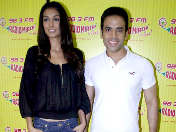 tusshar and preeti promote shor in the city on 98 3 fm radio mirchi 6