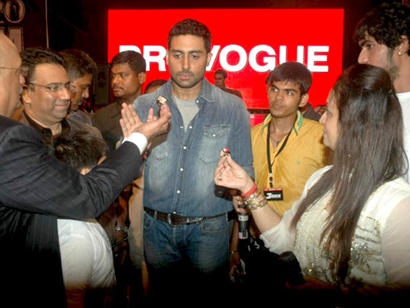 abhishek bachchan promotes dum maaro dum at no smoking concert 3