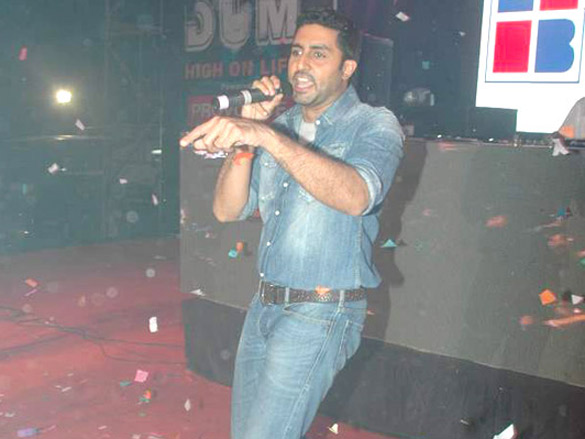 abhishek bachchan promotes dum maaro dum at no smoking concert 7