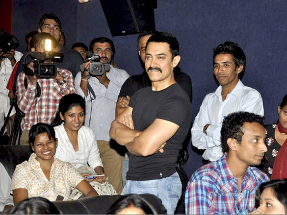 aamir khan unveils delhi belly first look 6