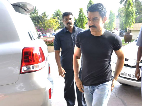 aamir khan unveils delhi belly first look 10