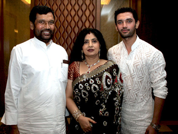chirag paswans surprise birthday party for his mother reena paswan 3