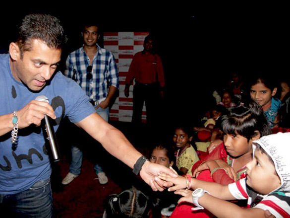 salman and asin at the special screening of ready for kids 6
